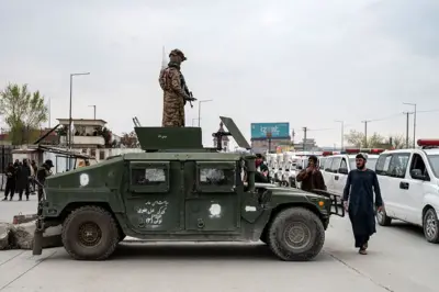 26 मार्च, 2026 को काबुल में ईदगाह मस्जिद के बाहर सामूहिक अंतिम संस्कार की नमाज़ के लिए एम्बुलेंसें पहुंचीं, जिनमें एक नशा मुक्ति केंद्र पर कथित पाकिस्तानी हवाई हमले में मारे गए पीड़ितों के ताबूत रखे थ.