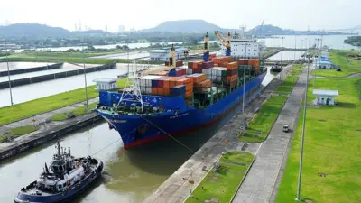 Buque de contenedores en el canal de Panamá