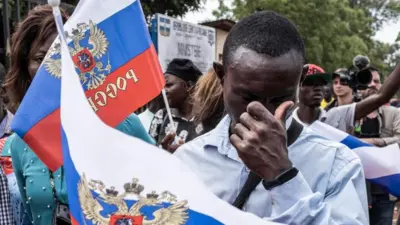 Демонстранты с российским флагами в Банги, столице ЦАР