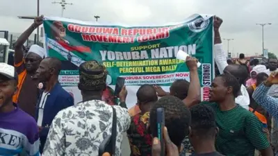 Awọn ọmọ ẹgbẹ Yoruba Nation di mọ asia ẹgbẹ naa