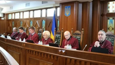 Судді Конституційного суду у мантіях на засіданні суду 