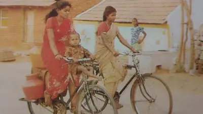 दो महिलाएं साइकिल चला रही हैं 