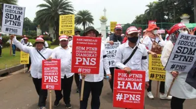  Sejumlah dosen melakukan unjuk rasa di kawasan Patung Kuda, Jakarta, Maret lalu menyatakan keprihatinan atas sikap pemerintah yang tidak serius dalam mengakomodir status kepegawaian para dosen dan tenaga kependidikan (tendik).