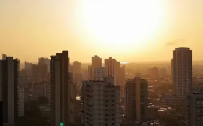 Prédios e sol ao fundo