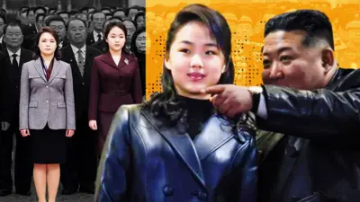 Bu kolajın bir kısmında Kim Ju Ae'nin uzun saçlarını bağladığı ve bir yeri işaret eden deri kıyafetli Kim Jong Un'un yanında bulunduğu görülüyor. Diğer kısmında ise Ri Sol Ju'nun gri bir ceket ve silah bir etek ile bordo bir elbise giyen Kim Ju Ae'nin yanında durduğu görülüyor. Arkalarında ise siyah beyaz hale getirilmiş çok sayıda takım elbiseli devlet büyüğü yer alıyor