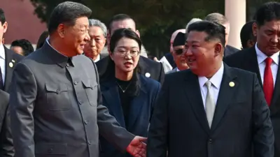 2025年9月3日,在北京天安门广场举行的纪念抗战胜利80周年阅兵前,中国国家主席习近平(左)触碰朝鲜领导人金正恩的手肘。