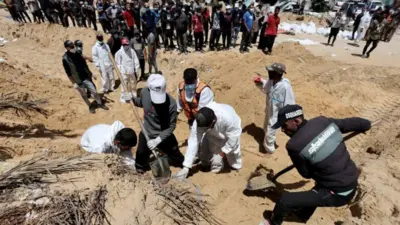 Orang-orang Palestina menggali kembali jenazah-jenazah yang dikubur di RS Nasser
