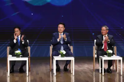 한국 윤석열 대통령과 기시다 후미오 일본 총리, 리창 중국 총리가 청와대 영빈관에서 제9차 한중일 정상회의를 열었다.