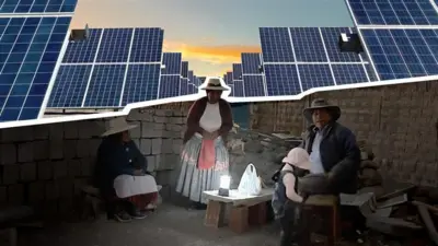 Personas  iluminadas apenas por una linterna. 