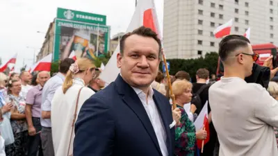 Dominik Tarczyński, poseł do Parlamentu Europejskiego, bierze udział w marszu.
