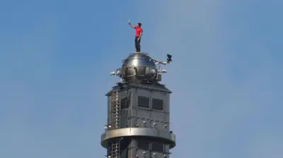 美国著名攀岩家艾力克斯·霍诺德（Alex Honnold）徒手爬上“台北101”顶端