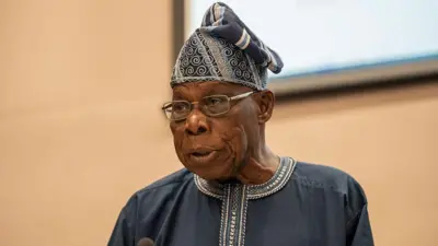 Olusegun Obasanjo wọ ẹwu pẹlu fila ati igo loju rẹ