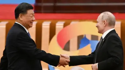 روسای جمهور چین و روسیه دست میدهند