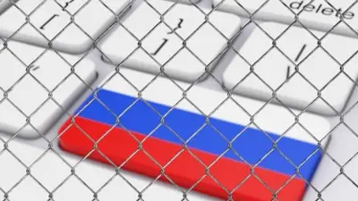 یک کیبورد که روی یکی از کلیدها پرچم روسیه است، نزدیک به کلید حدف، کل کیبورد پشت یک حصار سیمی است