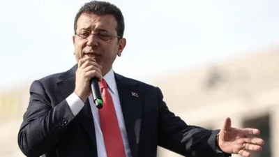 اکرم اماماوغلو، میکروفون به دست در حال سخنرانی
