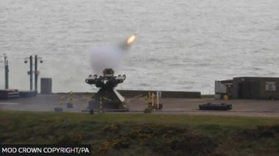 Àwòrán ohun ìjà ogun lẹ́gbẹ̀ẹ́ etí odò