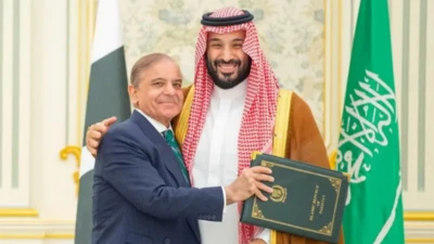 पाकिस्तान के प्रधानमंत्री शहबाज़ शरीफ़ और सऊदी अरब के प्रिंस मोहम्मद बिन सलमान