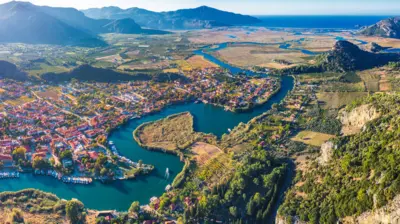 Dalyan Nehri'nin kıvrılarak aktığını gösteren tepeden çekilmiş eşsiz güzellikteki bir fotoğraf. 