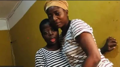 Arabinrin Rasheedat Olatunji wọ iru aṣọ kan naa pẹlu ọmọ rẹ