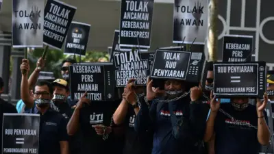 Ratusan jurnalis Indonesia berdemonstrasi untuk memprotes isi rancangan undang-undang penyiaran terbaru pemerintah, menjelang pergantian Presiden Joko Widodo menjadi presiden terpilih Prabowo Subianto di Malang, Jawa Timur, Indonesia, pada 17 Mei 2024