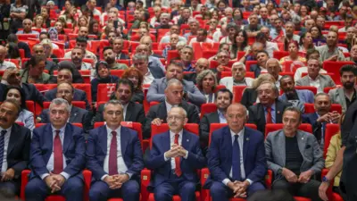 CHP Genel Başkanı Kemal Kılıçdaroğlu ve parti yöneticileri bir salonda ön koltuklarda oturuyor, arkada oturan bir kalabalık var