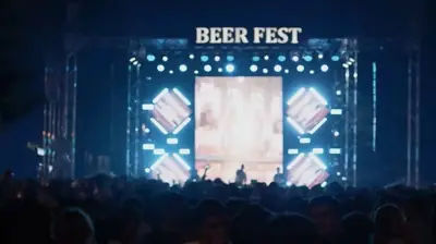 Қоронғи пайти, фестивалда саҳнада бир киши қўшиқ айтяпти, томошобинлар қўлларида телефон билан расмга оляпти.