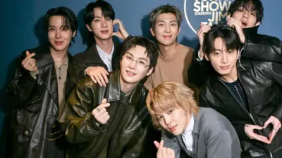 Na zdjęciu: J‑Hope, Jin, Suga, RM, V, Jung Kook i Jimin (kucający) z BTS pozują razem w środę, 25 marca 2026 r.