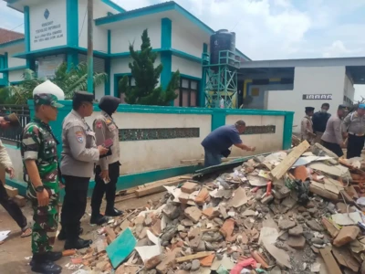 Kondisi atap asrama Pondok Pesantren Syekh Abdul Qodir Jaelani di Situbondo, Jawa Timur