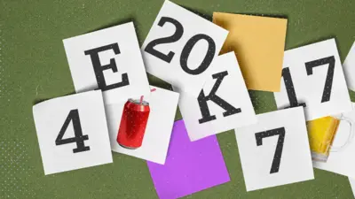 Diversos cartões com letras, cores, números ou imagens, sobre um fundo verde.