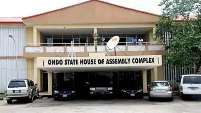 Aworan ile asofin ipinlẹ Onod to jẹ alaja kan, mọto mẹta wa ni ayika rẹ