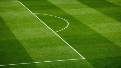 Boş bir futbol sahası