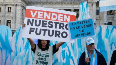Demonstran dalam aksi unjuk rasa menentang pengesahan undang-undang gletser di Buenos Aires, Argentina.