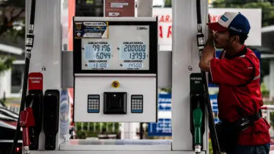 Petugas berdiri di samping mesin pengisian bahan bakar minyak (BBM) di SPBU COCO Jalan Ahmad Yani, Semarang, Jawa Tengah, Selasa (31/3/2026). Pemerintah menegaskan bahwa harga BBM subsidi maupun nonsubsidi tidak akan mengalami kenaikan dan memastikan pasokan BBM nasional dalam kondisi aman dan tersedia.