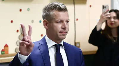 Кандидат в премьер-министры Венгрии от партии «Тиса» Петер Мадьяр покидает избирательный участок во время парламентских выборов в Будапеште, Венгрия, 12 апреля 2026 года