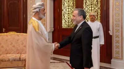 دیدار عباس عراقچی، وزیر خارجه ایران، در سمت راست با دریشی سیاه رنگ، با هیثم بن طارق پادشاه عمان که با لباس ملی در سمت چپ دیده می‌شود