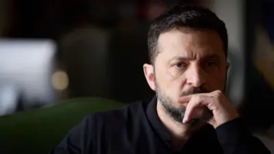 Володимир Зеленський задумливо сидить, підперши голову рукою та дивиться вдалечінь, 2025 рік