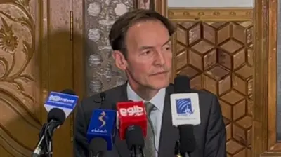 نمایندهٔ ویژهٔ بریتانیا برای افغانستان. مردی که دریشی به تن دارد و نکتایی زده