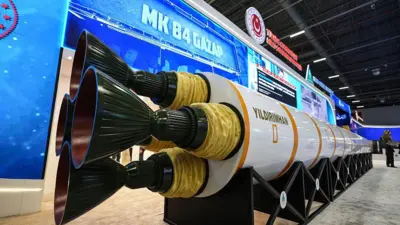 Yıldırımhan modelinin roket tarafından çekilmiş fotoğrafı. Beyaz yüzey üzerine sarı detayları olan gövde kısmının altında dört adet roket motoru bulunuyor.