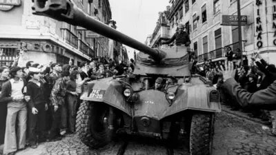 Imagem de 1974 mostra multidão saudando militares na Revolução dos Cravos