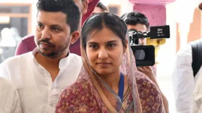 वह एक लड़के की हत्या के मामले में मृतक के परिवार के साथ डीआईजी दफ़्तर में जांच की गुहार लगाने पहुंची थीं