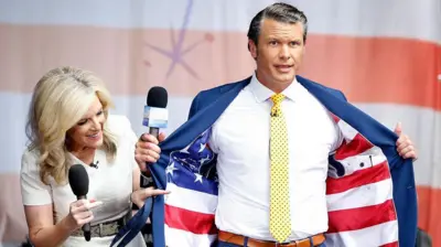 Pete Hegseth mostra o interioracademia de apostas esportivassua jaqueta com bandeira americana