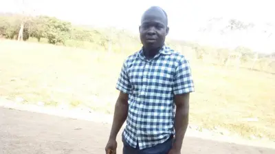 Oloogbe Joel Adesiyan wọ aṣọ alapa penpe