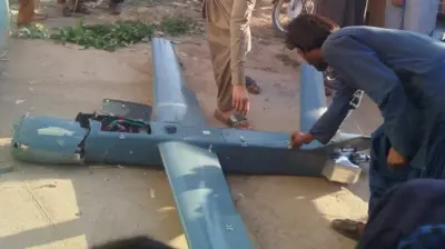 شماری از پاکستانیها دور یک پهپاد سقوطکرده حکومت طالبان در پاکستان جمع شدهاند