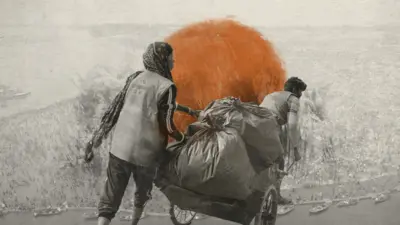 कचरा ढोते लोग