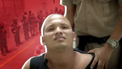 Mervin Yamarte, uno de los ocho migrantes entrevistados por BBC News Mundo, cuando le afeitaron la cabeza a su llegada al Cecot.  