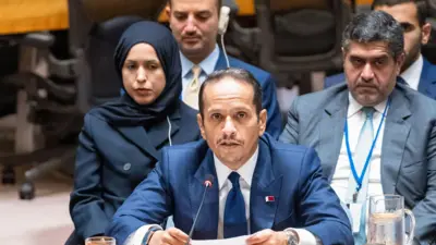 علی ذوادی (راست) در جلسه اضطراری مجمع عمومی سازمان ملل در سپتامبر گذشته، پشت سر شیخ محمد بن عبدالرحمن آل ثانی، نخست‌وزیر قطر، نشسته است
