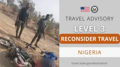 Awọn ọmogun Naijiria meji wọ aṣọ ologun, alupupu kan wa niwaju wọn