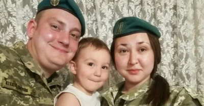 Vestidos de camuflaje y boinas verdes, el mayor Oleksandr Ivanov y su esposa, Nelly, sonríen para tomarse una selfie mientras abrazan a su hijo pequeño, Demid, con un chaleco blanco, en 2020.
