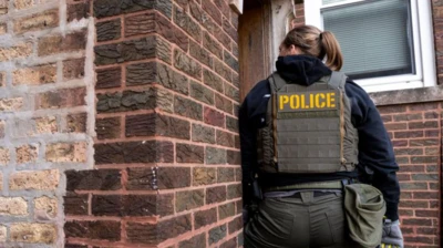 美国移民与海关执法局（ICE）人员在展开突袭搜查行动