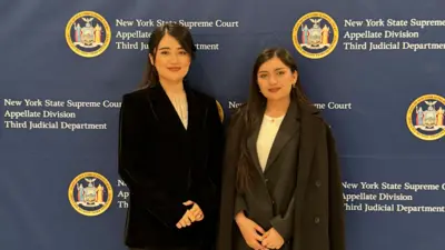 فوزیه محمدی و شکیلا محمدی با لبخندی بر لب، در شعبه تجدیدنظر دیوان عالی ایالت نیویارک ایستاده‌اند و مقابل کمره عکس می‌گیرند. 